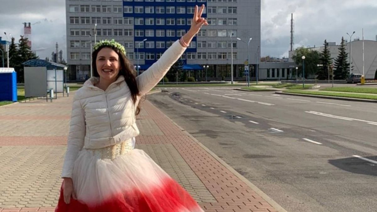 Červenobílé svatební šaty neprošly, Bělorusku drželi tři dny v izolaci